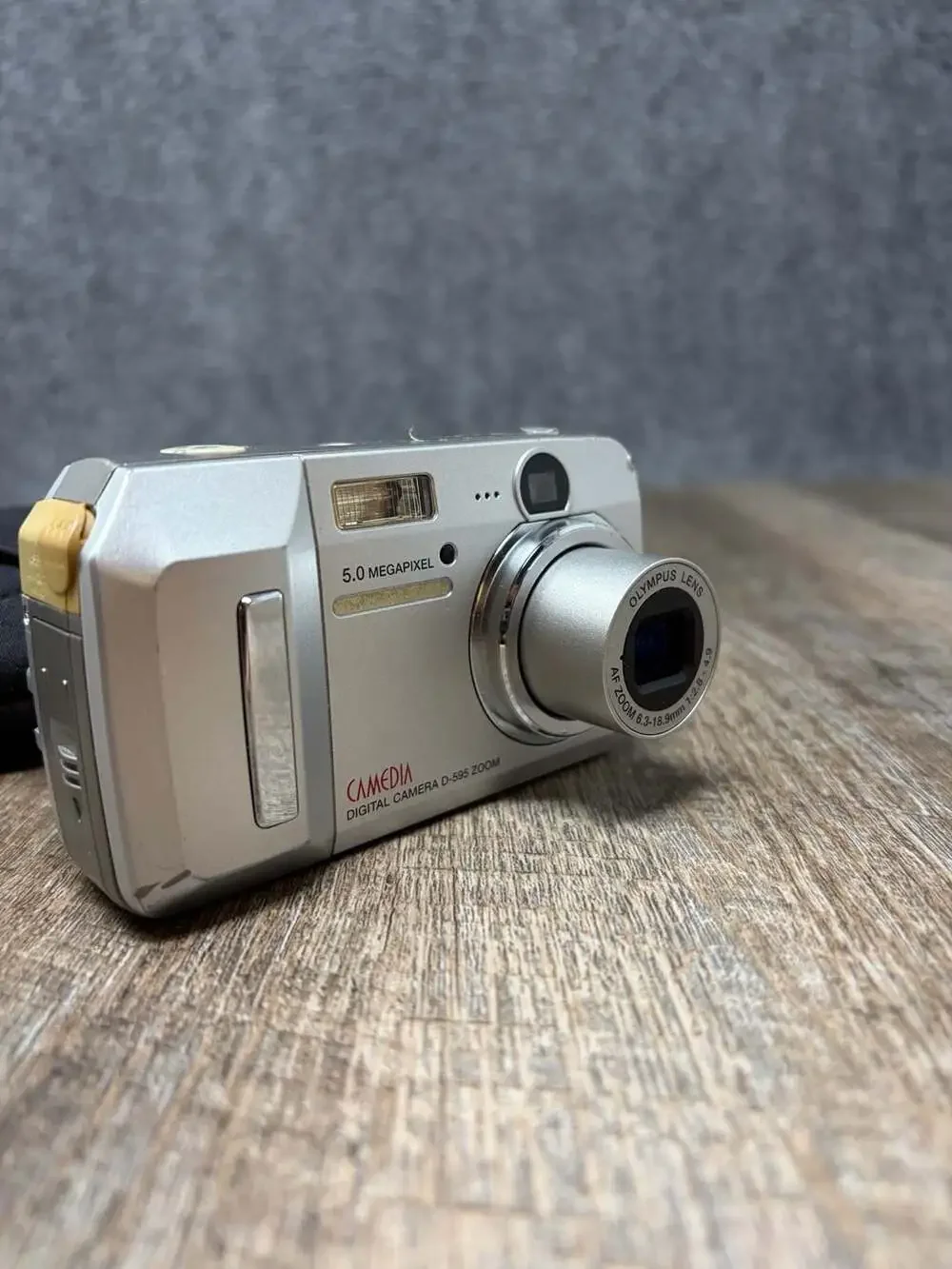 Olympus Camedia D-595 Zoom Digital Camera 5.0 MP 3X Optical Zoom - Tested